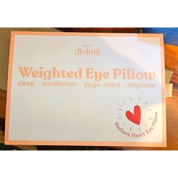 Heart Weighted Eye Mask for Sleeping - Picture 4 of 9